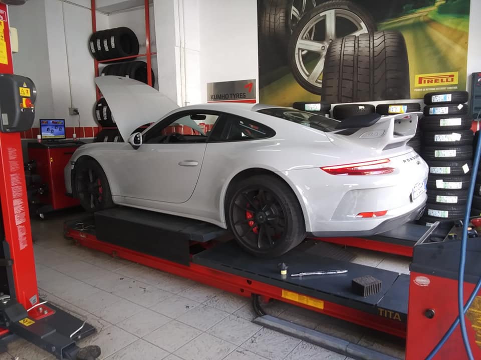 Auto in officina su banco assetto a Messina