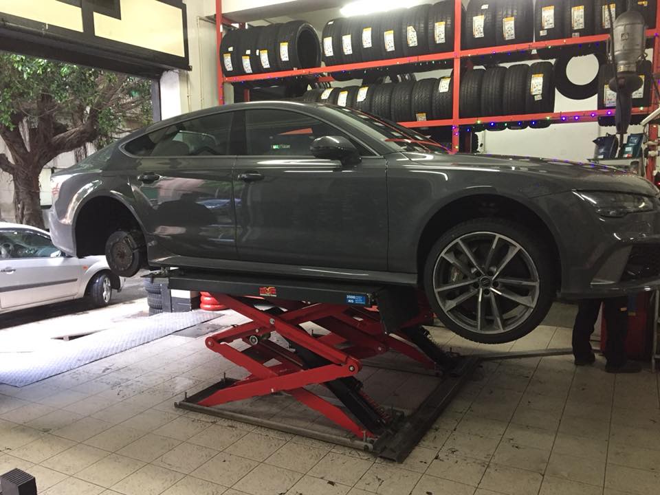 Cambio gomme auto su ponte sollevatore a Messina