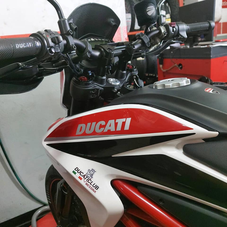 Pneumatici moto Ducati in officina a Messina