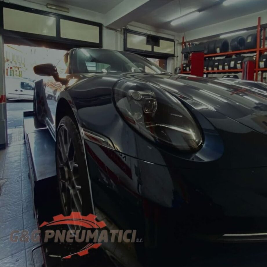 Porsche 911 in officina da G&G Pneumatici a Messina